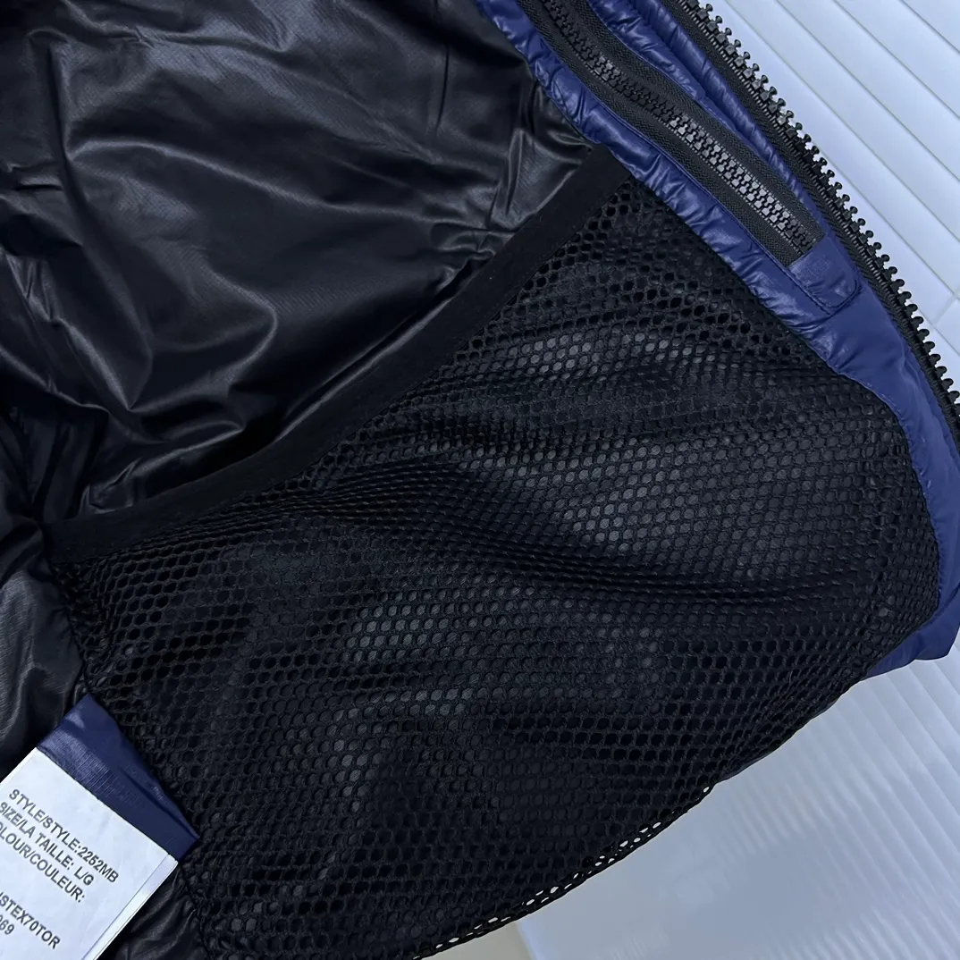 P820 ​​𝘾𝘼𝙉𝘼𝘿𝘼 𝙂𝙊𝙊𝙎𝙀/Canada Goose 2023 Limited New Crofton Puff Down Jacket Pure Guangzhou Inspection 80 White Duck Down Filling‼  Top version, ceiling level‼ Crofton soft bread, the latest style in 2023, has a cold protection effect of up to level 4. It is made of recycled Feather-Light tear-resistant fabric. It is ultra-light and has no weight on the upper body at all! The unique black label highlights your temperament‼  Canada Goose, a Canadian brand, has always been recognized as the warmest down jacket. Various Instagram celebrities, Internet celebrities, and celebrities often wear it for street photos. I do Canada Goose every year, but I still can’t get rid of my love for geese. No matter how cold the winter is, there is no need to be afraid, because there are geese! Filled with 80% white duck down, Canada Goose is the legendary warmest down jacket and is known as a must-have for Arctic outdoor sports! The most popular down jacket in the world, celebrities are rushing to buy it, it is a must-have! Same style for men and women Size: S~XXL